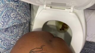Ebony taking a dump - video 2