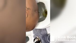 Ebony taking a dump - video 2