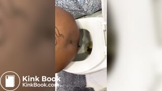 Ebony taking a dump - video 2
