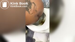 Ebony taking a dump - video 2