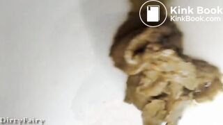 Caca d'une femme très poilue