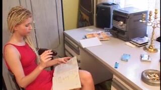 Kaviar Teen smokes and the shits