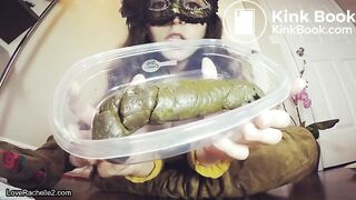 Bon gros cul chie dans une assiette