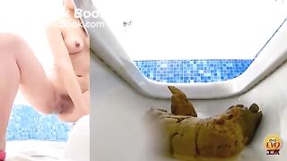 全裸のお姉さんのうんち