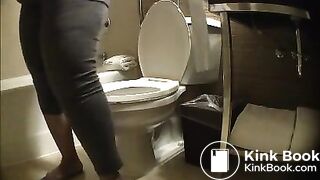 Ebony BBW poops on the toilet