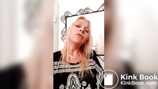 Milf takes a loose dump on the toilet