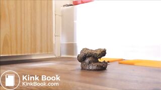 Elle leche sa merde sur ces pieds