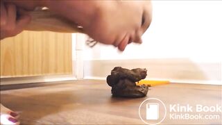 Elle leche sa merde sur ces pieds