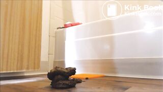 Elle leche sa merde sur ces pieds