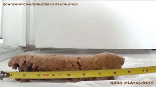 Blonde Shitting Big Chili Log