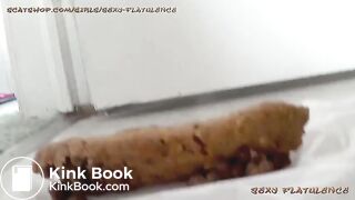 Blonde Shitting Big Chili Log