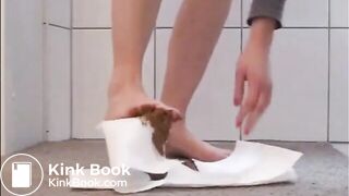 Babe shit and smears it on her feet