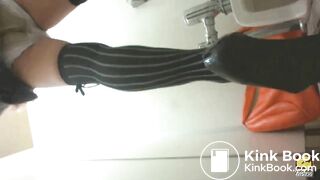 Pretty japanese girls shitting