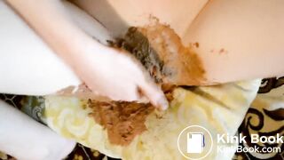 Brunette Teen smokinh and shitting