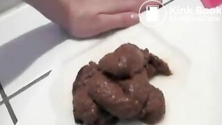 Fingering my pussy while pooping