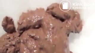 Fingering my pussy while pooping