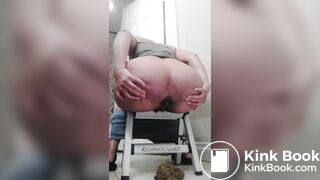 Thick lightskin releases a massive poop 2 URGENT