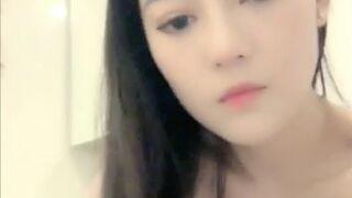 아름다운 중국 소녀가 당깁니다.