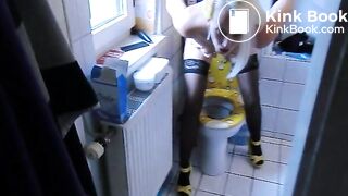 Hot Blondie urgent shit