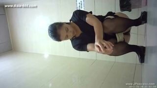 Chinese girls go to toilet 114