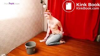 Sexy redhead shits in her jeans