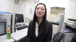 Japanese secretary shits on her boss