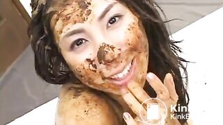 Sexy Jap eating shit