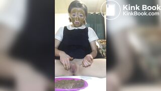 Cutie pooping and smear on herself