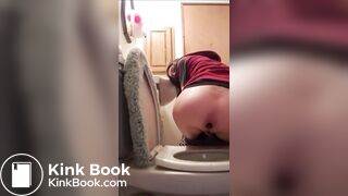 College slut shitting for you