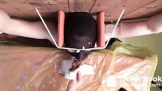 Garota emo cagando na boca do homem