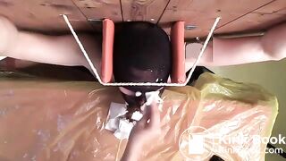 Garota emo cagando na boca do homem