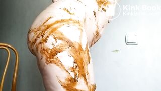 Shitting all over dildo and smearing