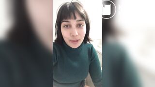 Mulher cagando gostoso 01