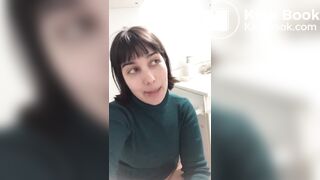 Mulher cagando gostoso 01