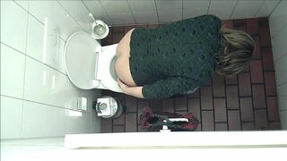 European Girl pooping 1