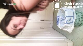 Big booty white girl shitting