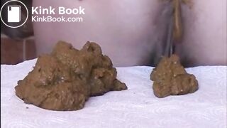 Babe shitting a big load of diarrhea on the table