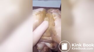 Making her pussy cum with shit