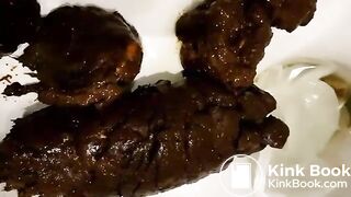 Big ass blonde pooping