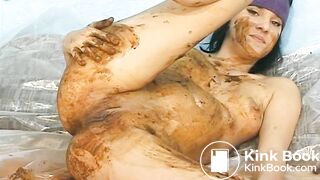Sexy Camgirl Shitting and Smearing Her Shit All Over!