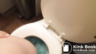 White girl pooping nice logd