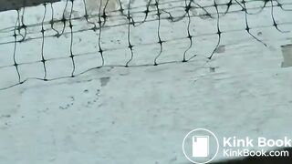 Mulher cagando no prato para o homem comer