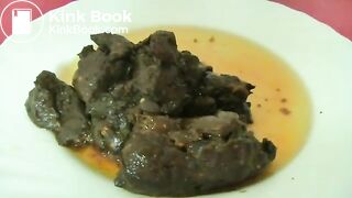 Mulher cagando no prato para o homem comer