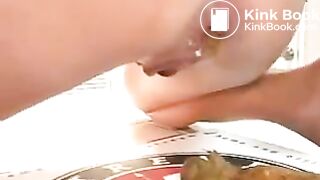 Blonde pooping on a pizza box