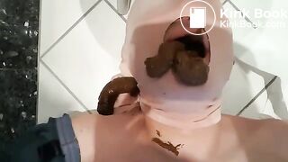 Loira enchendo a boca do homem de merda