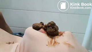 Loira enchendo a boca do homem de merda