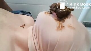 Loira enchendo a boca do homem de merda