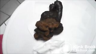 Amateur girl pooping in black high heels