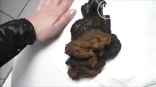 Amateur girl pooping in black high heels