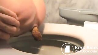 Latina pooping